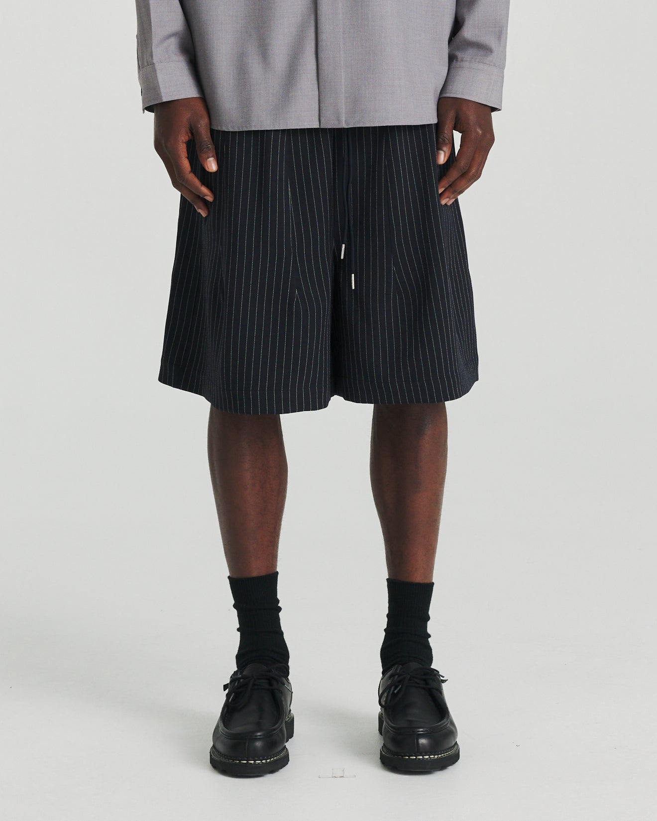 Relax Short - Navy/Silver Pinstripe