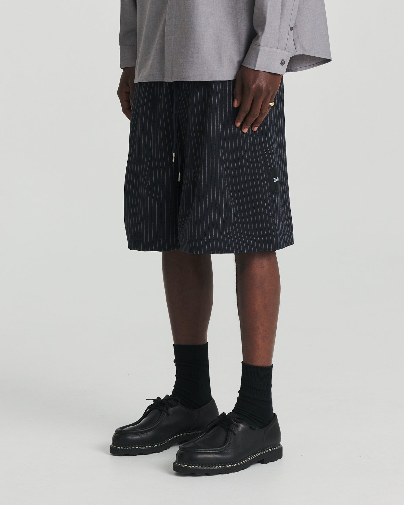 Relax Short - Navy/Silver Pinstripe